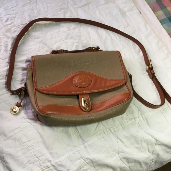 Dooney & Bourke Handbags - Dooney & Bourke vintage crossbody bag
